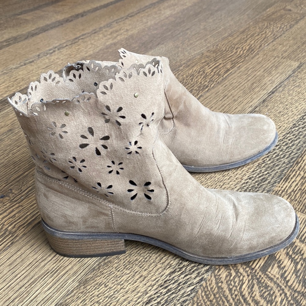 Adorable light brown boots